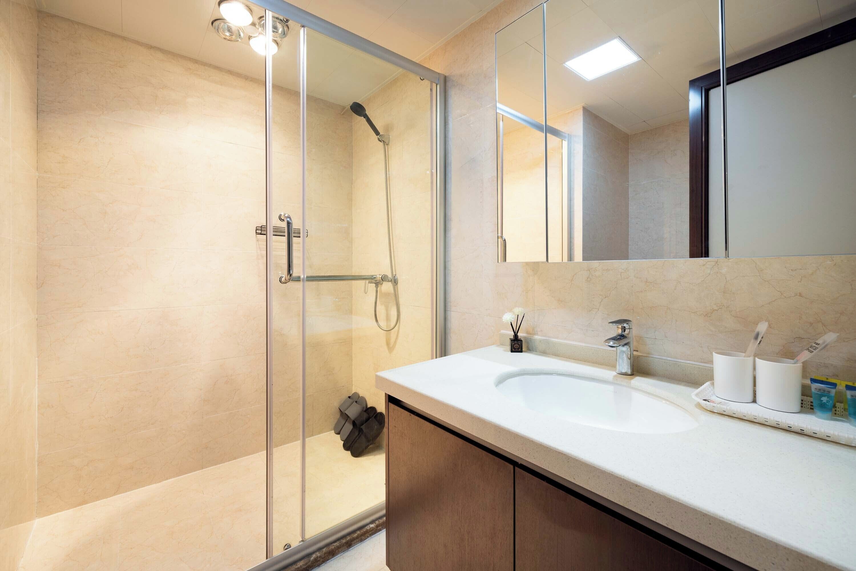 Classic Double Room, City View | Bathroom | Shower, rainfall showerhead, free toiletries, hair dryer