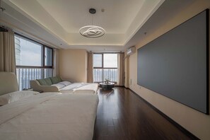 Quarto família, vista para a cidade | Escrivaninha, quartos à prova de som, Wi-Fi de cortesia, roupa de cama