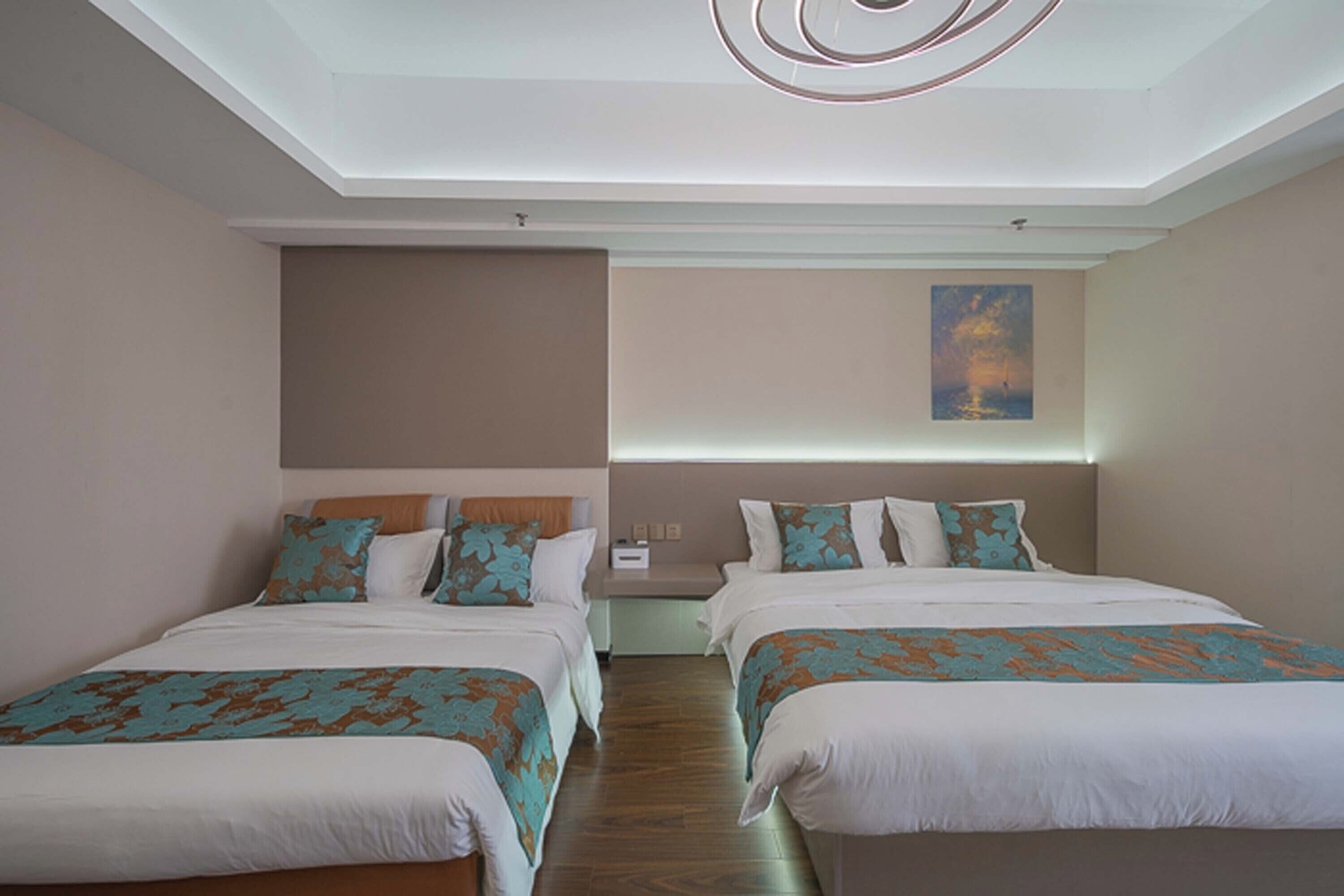 غرفة عائلية - منظر للمدينة | مكتب وتجهيزات عازلة للصوت وواي فاي مجانًا وملاءات أسرّة