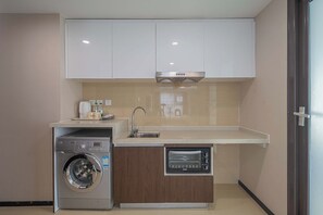 Desk, soundproofing, free WiFi, bed sheets - Sunlight Apartment-Color TV Tower (Shenyang)