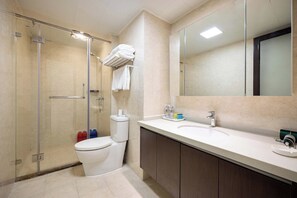 都會雙床房, 城市景 | 浴室 | 淋浴設備、雨淋花灑、免費梳洗用品、風筒