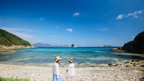 A rocky beach with clear turquoise water and distant islands. - Hostel und Kitchen Goto Base <goto, Nakadorijima> (Shinkamigoto)