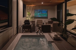 Bañera de hidromasaje cubierta