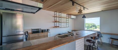 Frigobar, micro-ondas, cooktop