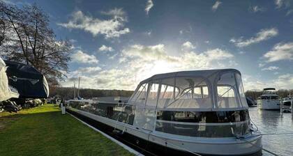 schwimmendes Wohnboot in Berlin