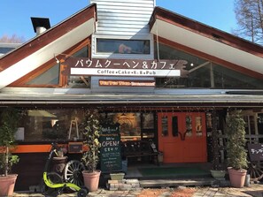 Exterior detail - B&B Ten Gallon Hat (Matsumoto)