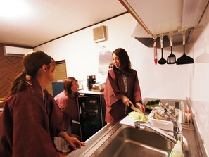 Mini-fridge, microwave, stovetop - Kinosaki Onsen Kinoie (Toyooka)