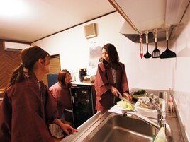 Frigobar, microondas, placa de cocina