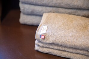 Une pile de serviettes pliées, avec une étiquette bien visible.