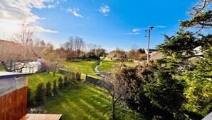 A view of a grassy area with a pathway leading to a building with a sloped roof. - Ferienwohnung mit schöner Terrasse in Bad Lausick (Bad Lausick)