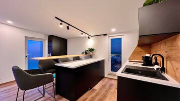 Kühlschrank, Mikrowelle, Ofen, Herdplatte