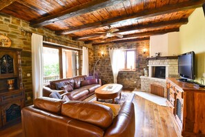 Smart TV, fireplace - Villa mit Pool in Kaštelir für 9 Personen (Kaštelir)