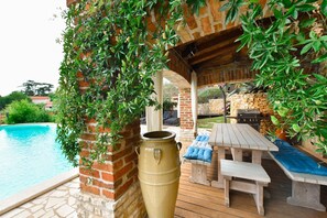 Outdoor dining - Villa mit Pool in Kaštelir für 9 Personen (Kaštelir)
