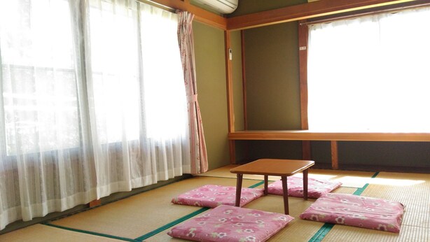 A room with tatami mats, a small table, and cushions. - Kujukurihama Shirako Youth Hostel (Shirako)