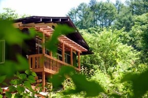 Exterior - Hutte Lied (Komoro)