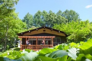 Exterior - Hutte Lied (Komoro)
