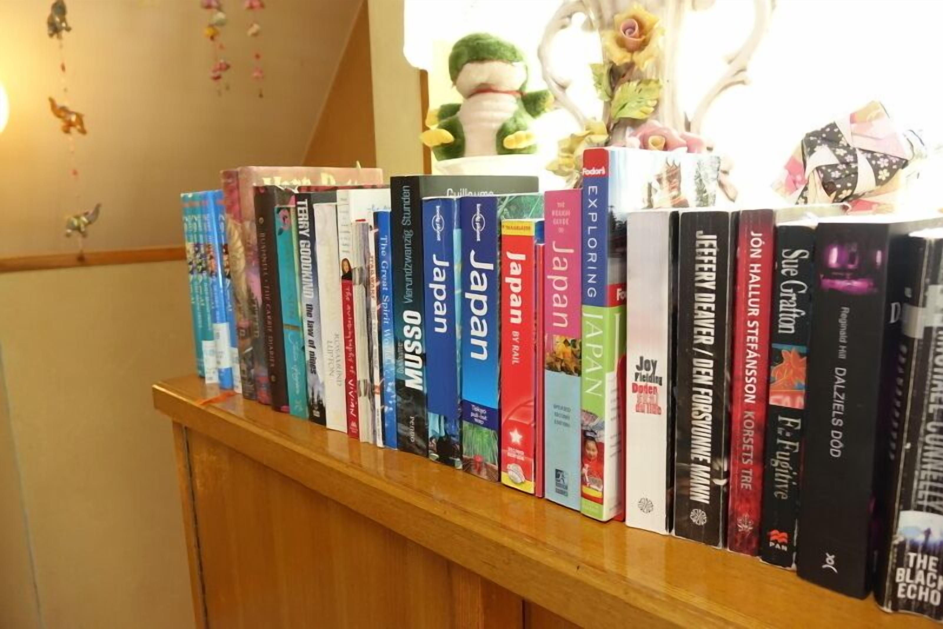 Une bibliothèque contenant une variété de livres, dont certains traitent du Japon.