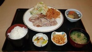Bandeja de comida con diferentes platos, como arroz, fideos y sopa.