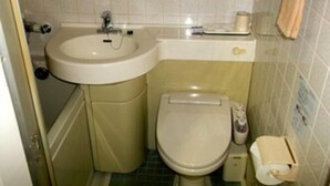 Un baño pequeño con lavamanos, inodoro y perchero para toallas.