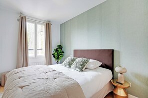 1 slaapkamer, een bureau, een strijkplank/strijkijzer, internet