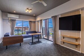 Living area - Yenn's Marina Inn Rycom (Kitanakagusuku)