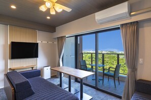 Living area - Yenn's Marina Inn Rycom (Kitanakagusuku)