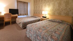 Une chambre d’hôtel avec deux lits, un bureau, une chaise, une télévision et une lampe.