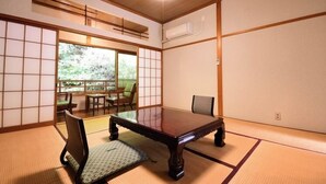 Une pièce de style japonais traditionnel, avec un sol recouvert de tatamis, une table basse et des chaises.