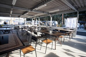 Outdoor dining - The Trailerhouse Village Yobuko Seaside (Karatsu)