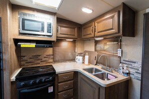 Private kitchen - The Trailerhouse Village Yobuko Seaside (Karatsu)