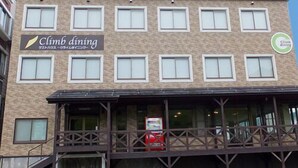 A building with a sign reading "Climb dining" and a smaller sign for "Climb dining" on the right. - Guest House Climb Dining (Yuzawa)