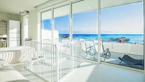 A modern living room with a large glass door leading to a balcony with a view of the ocean. - Beach Terrace Boso (Futtsu)