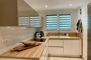 Fridge, microwave, oven, stovetop - Spacious Group Stay in Antibes (Antibes)