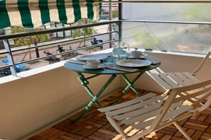 Outdoor dining - Spacious Group Stay in Antibes (Antibes)