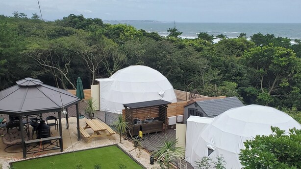 A resort with multiple white dome structures, a gazebo, and a deck overlooking a forested area and the sea. - Kakurega Shikinotsuki (Hokota)