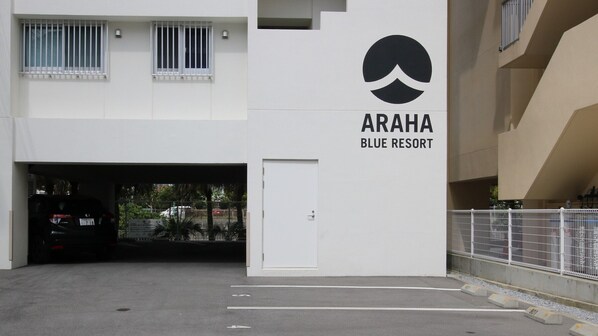 Un edifici amb un rètol que diu "ARAHA BLUE RESORT".