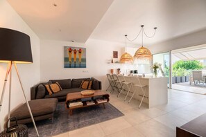 Smart TV, books, stereo - Luxury Apartment in Juan les Pins (Antibes – Juan-les-Pins)