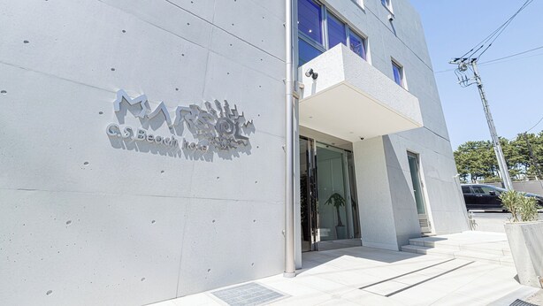 A modern building with a sign for 'C.S. Beach Hotel'. - Marsol C.s. Beach Hotel (Chigasaki)