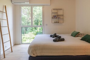 3 bedrooms, iron/ironing board, travel cot, free WiFi - Sea-View Duplex for Family (Villeneuve-Loubet)