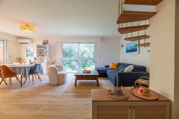 Smart TV - Sea-View Duplex for Family (Villeneuve-Loubet)
