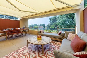 Outdoor dining - Sea-View Duplex for Family (Villeneuve-Loubet)