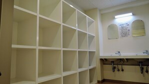 A bathroom with a white sink, mirror, and shelves. - Plateau Konohana (Yabu)