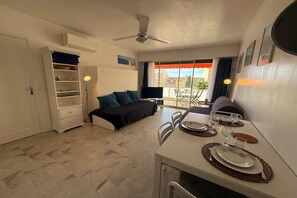 Smart TV - Peaceful La Pinède apartment for couple (Antibes)