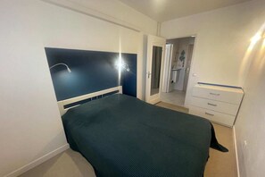 1 bedroom, iron/ironing board, travel cot, free WiFi - Peaceful La Pinède apartment for couple (Antibes)