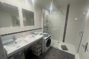 Shower, hair dryer - Peaceful La Pinède apartment for couple (Antibes)