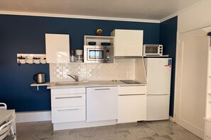 Fridge, microwave, oven, stovetop - Peaceful La Pinède apartment for couple (Antibes)