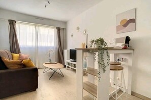 Smart TV - Couple Stay by the French Riviera (Vallauris)