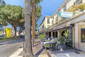 Outdoor dining - Family apartment in Juan les Pins (Antibes)