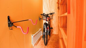 Ein Fahrrad, gesichert an einem wandmontierten Gestell mit einem pinken Griff.