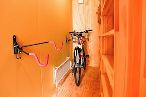 Ein Fahrrad, gesichert an einem wandmontierten Gestell mit einem pinken Griff.